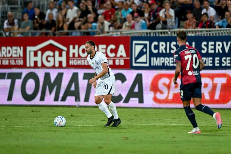 All’Inter basta il gol di Calhanoglu per battere il Cagliari e tornare in testa