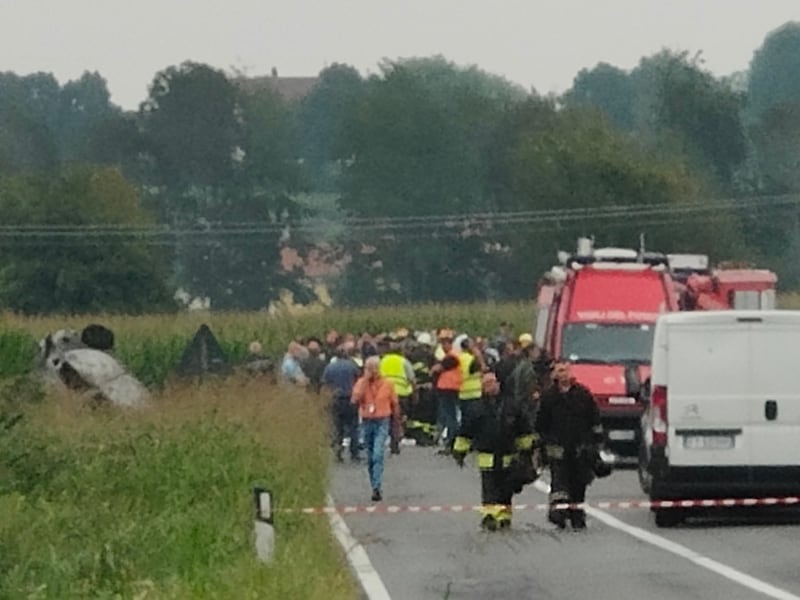 Si schianta aereo delle Frecce Tricolori nel Torinese, morta una bimba. Le immagini 6