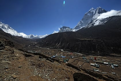 L'affollata strada che porta alla cima dell'Everest 9