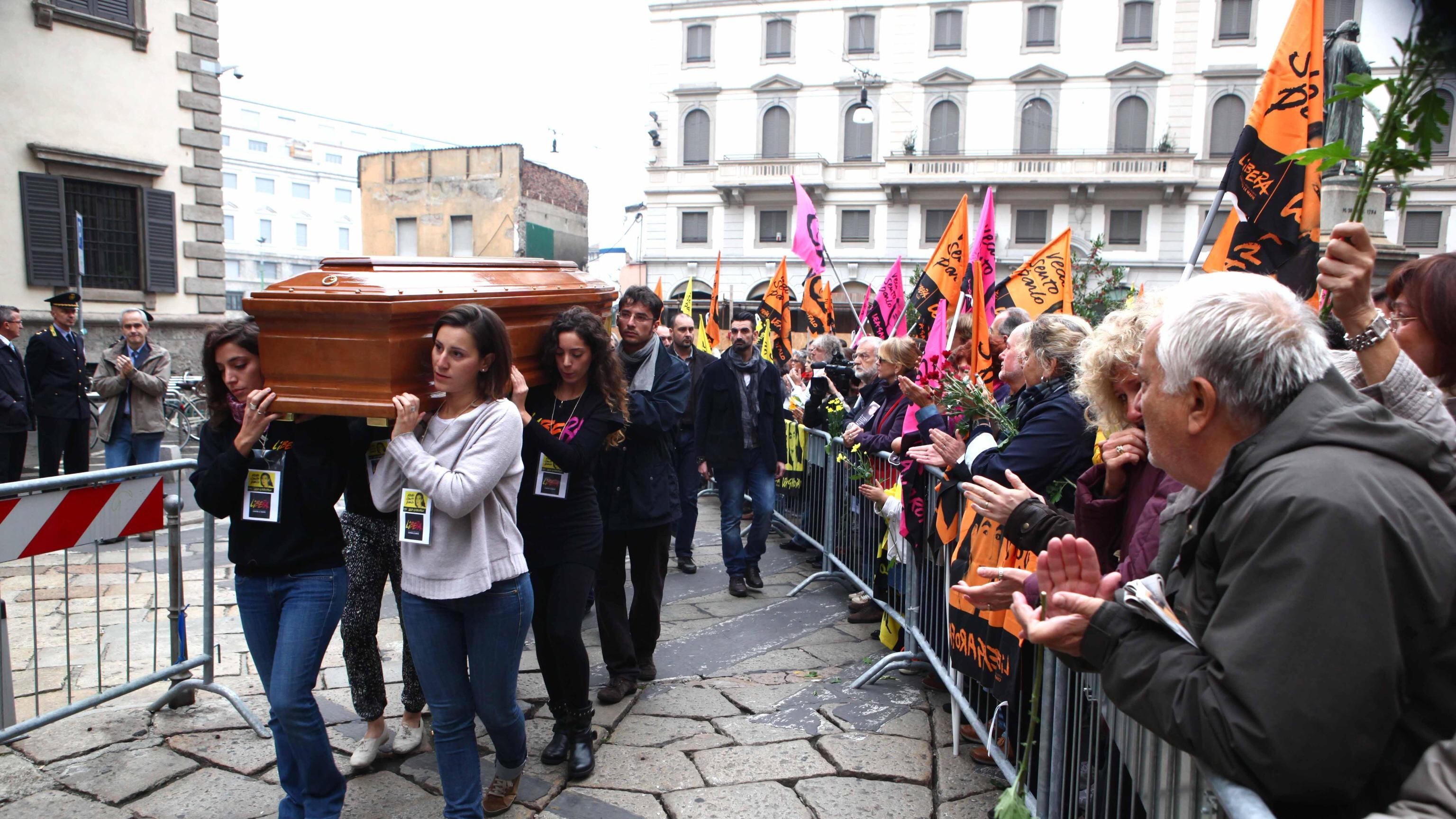 Vede il figlio killer in tv e non regge al disonore Si uccide impiccandosi