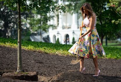 Melania Trump nell'orto con i tacchi: foto 3