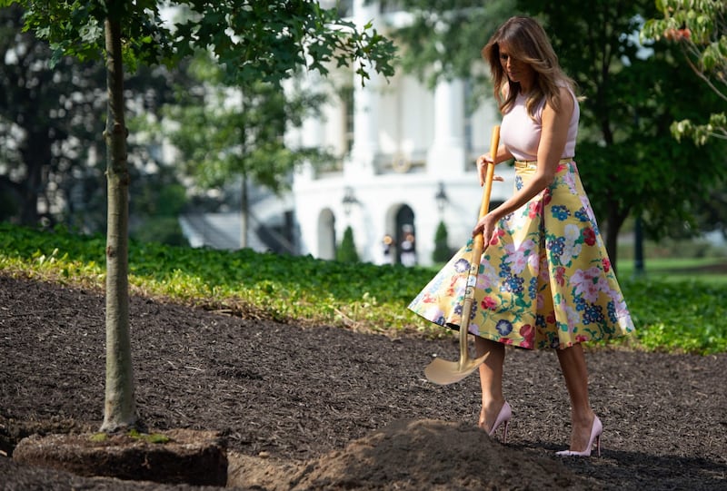 Melania Trump nell'orto con i tacchi: foto 3