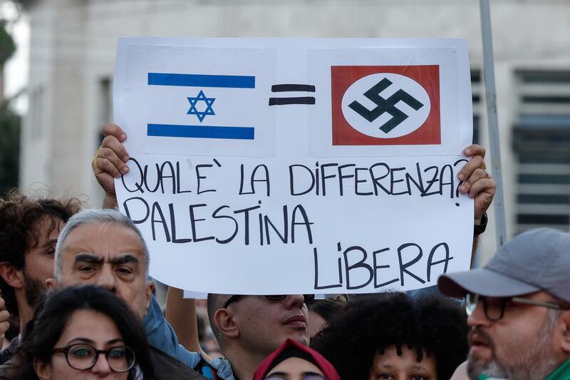 "Israele criminale". Ecco i cartelli della vergogna in piazza a Roma 1