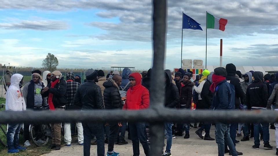 "Troppo pochi 21 euro a immigrato". E le cooperative disertano i bandi