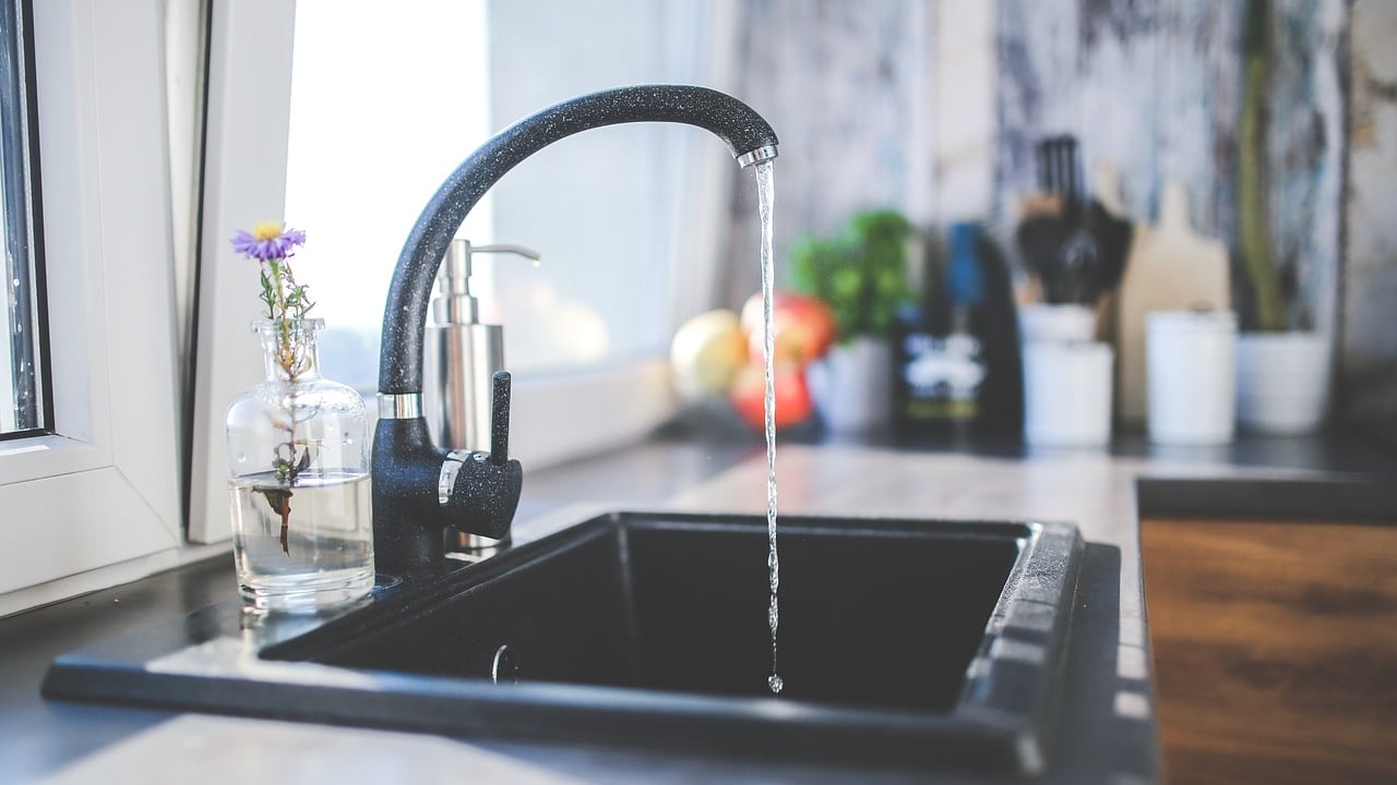 È sicura l'acqua del rubinetto? La risposta degli esperti dell'Istituto Superiore di Sanità