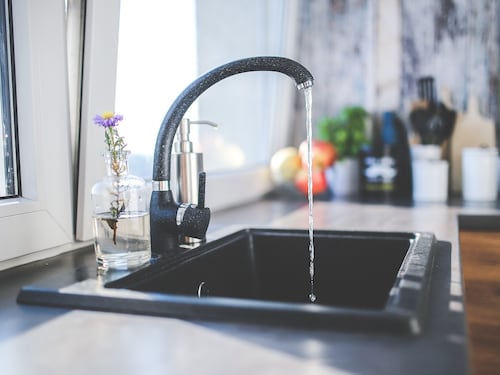 È sicura l'acqua del rubinetto? La risposta degli esperti dell'Istituto Superiore di Sanità