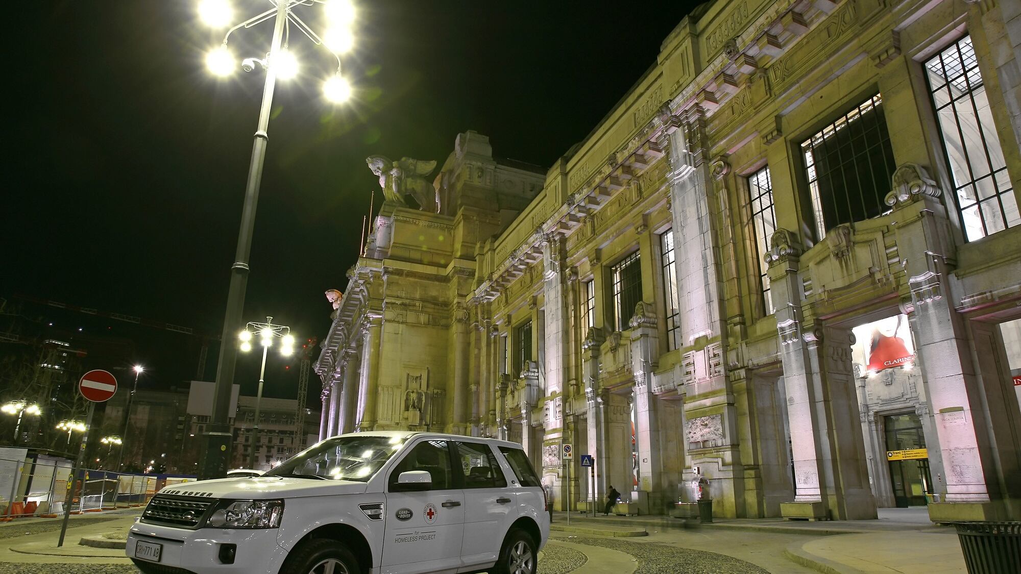 Land Rover con Croce Rossa sulle strade della solidarietà