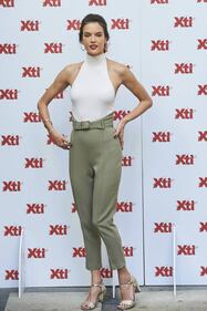 Alessandra Ambrosio ​e la linea estiva di Xti 10