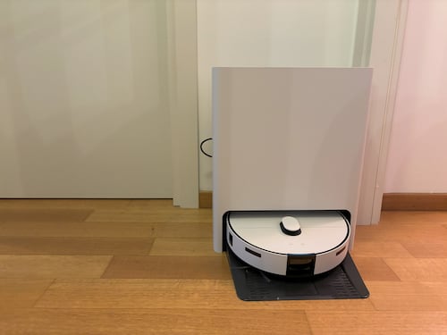 Samsung Jet Bot Combo AI, il robot che lava e si pulisce da solo (col vapore) | Il test