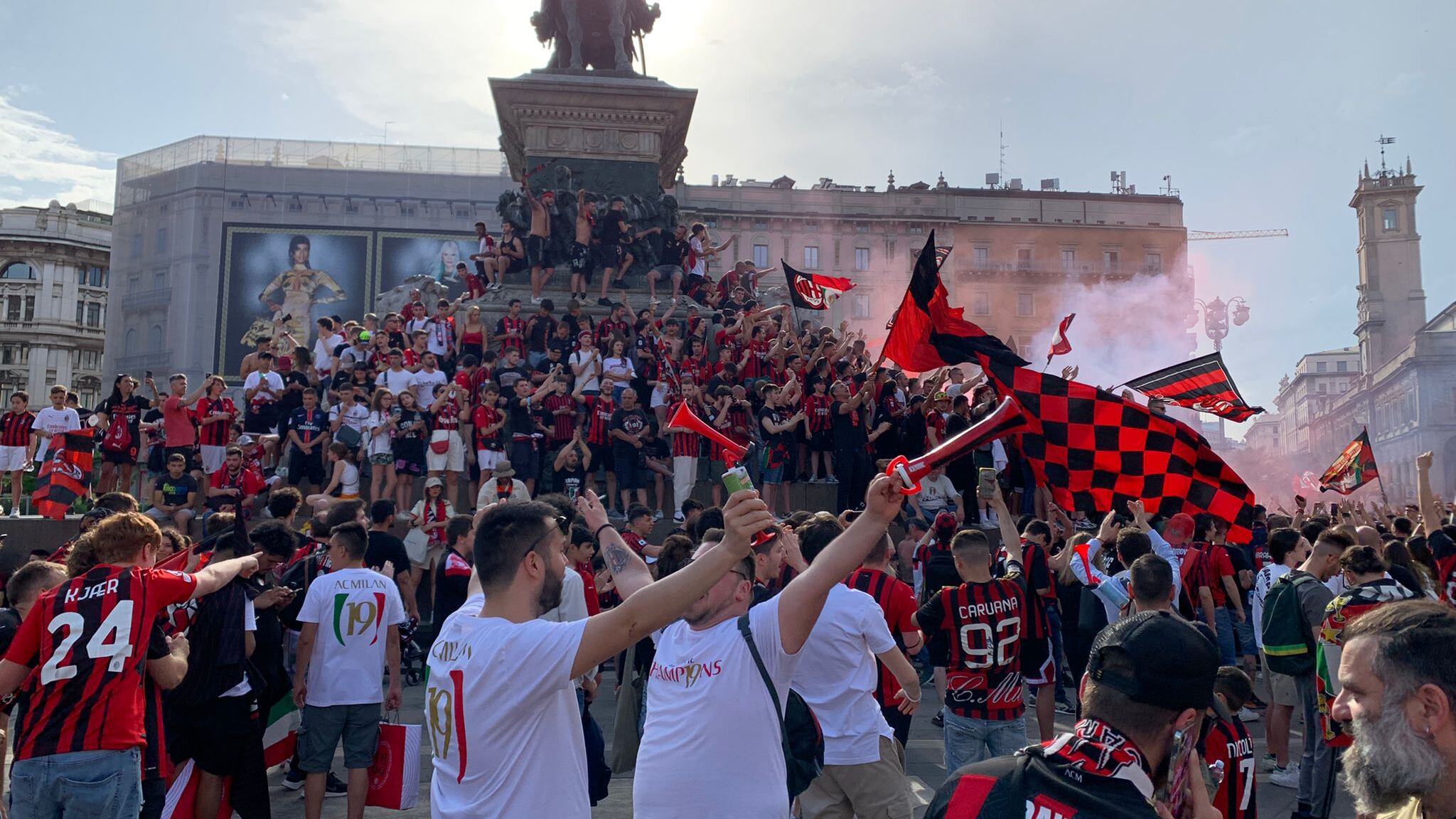 Ore 18.15 la gioia rossonera. Boati per Ibra, sfottò ai cugini