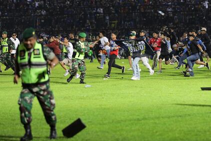 Più di 180 i morti registrati durante una partita di calcio in Indonesia 3