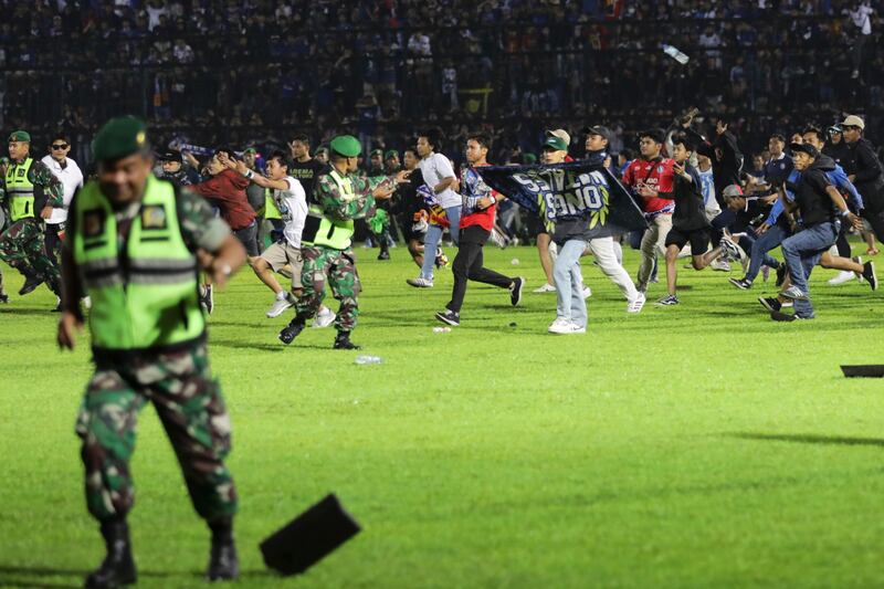 Più di 180 i morti registrati durante una partita di calcio in Indonesia 3