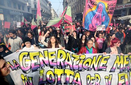 "Generazione meticcia e queer". A Milano sfila il corteo "transfemminista" 34