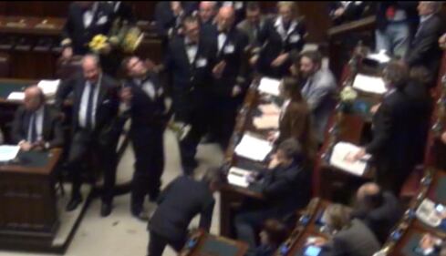 Il lancio di crisantemi in Aula 5