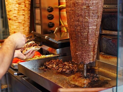 Piacenza, titolare kebab insegue con coltello giovani clienti molesti