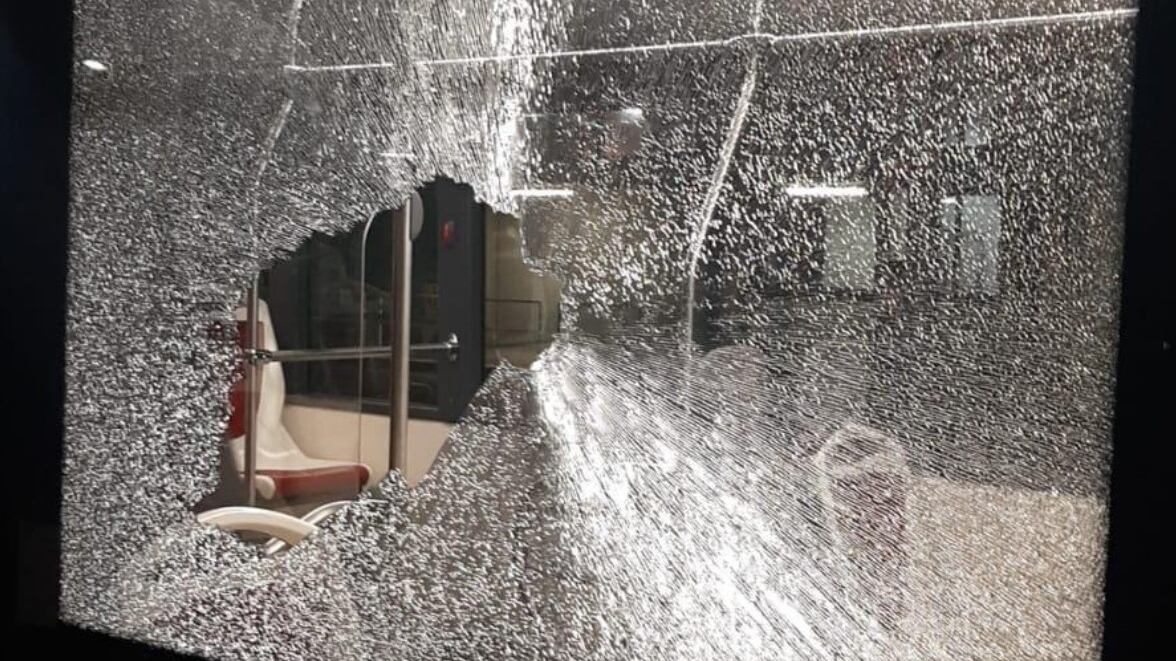 "Pericoloso". Sassate contro i bus, il Pd si sveglia sul campo rom
