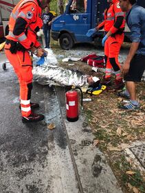 Milano, si dà fuoco in strada: le foto degli agenti feriti 12