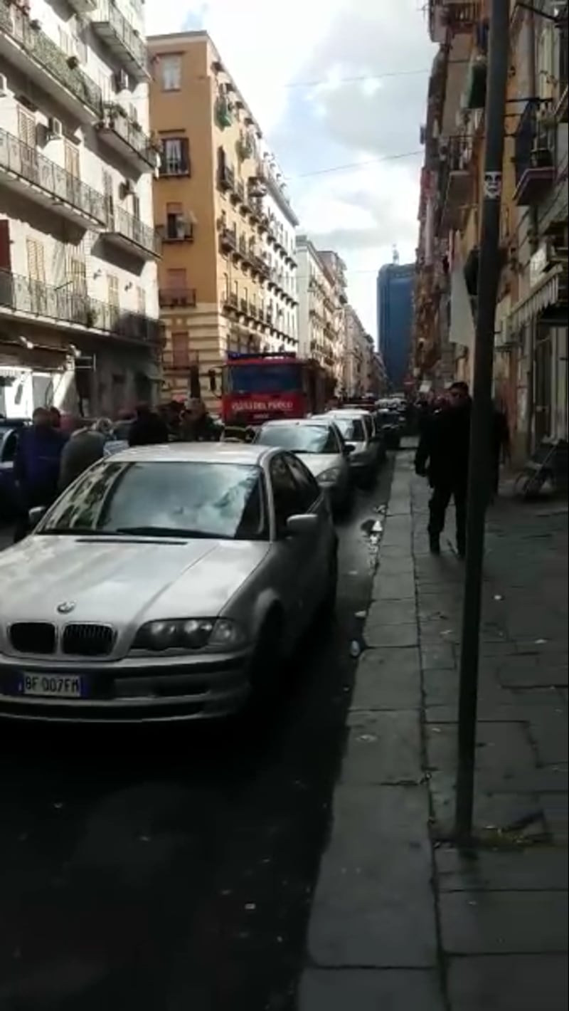 Napoli, le fiamme e le esplosioni in un palazzo al Vasto 4
