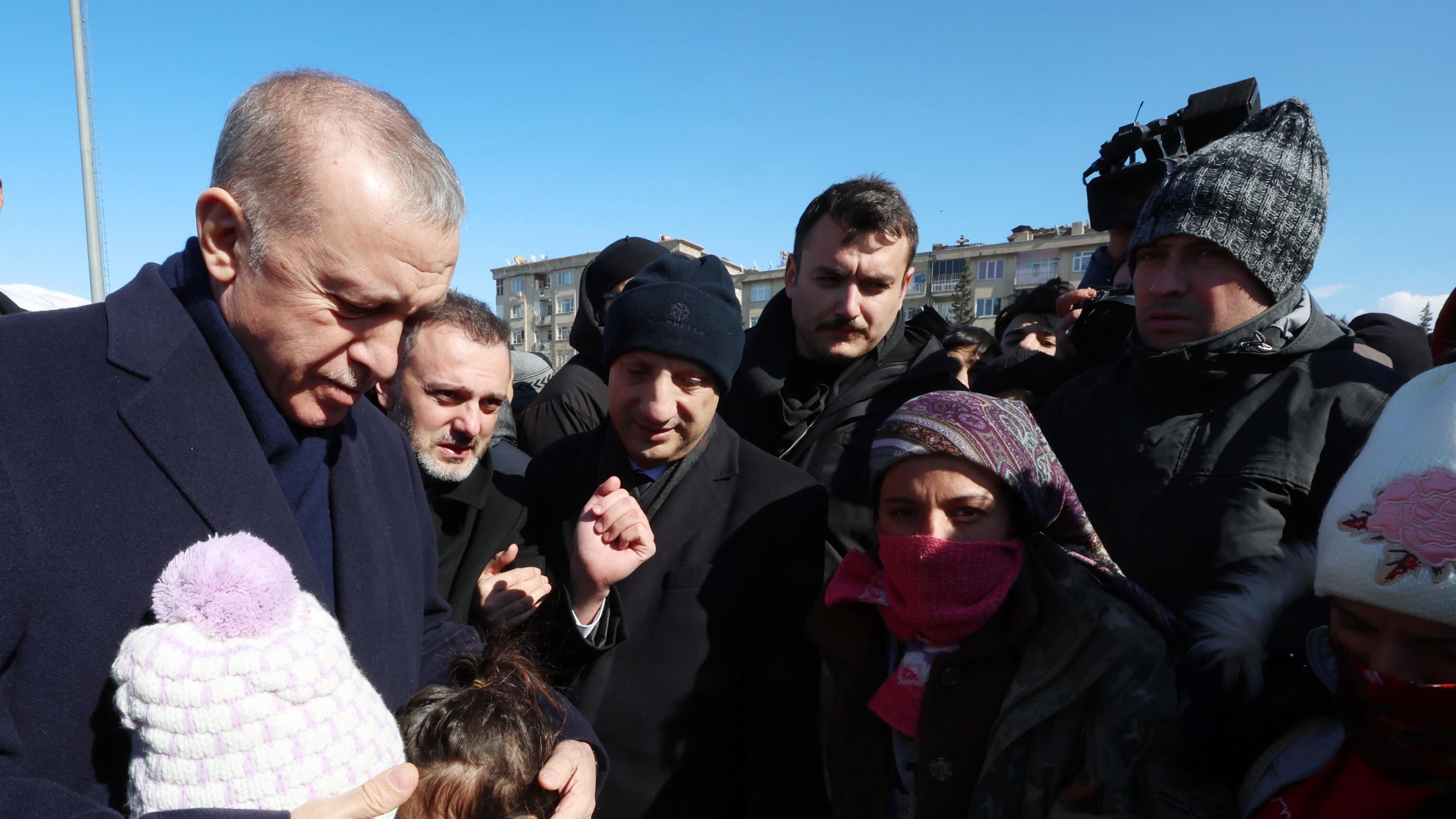 Scuse e pugno di ferro. Erdogan tra le macerie. E Assad bombarda le città dei dissidenti