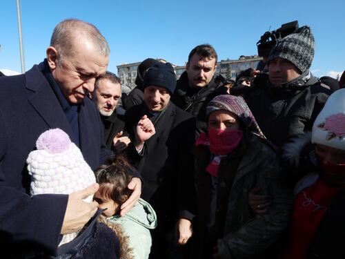 Scuse e pugno di ferro. Erdogan tra le macerie. E Assad bombarda le città dei dissidenti