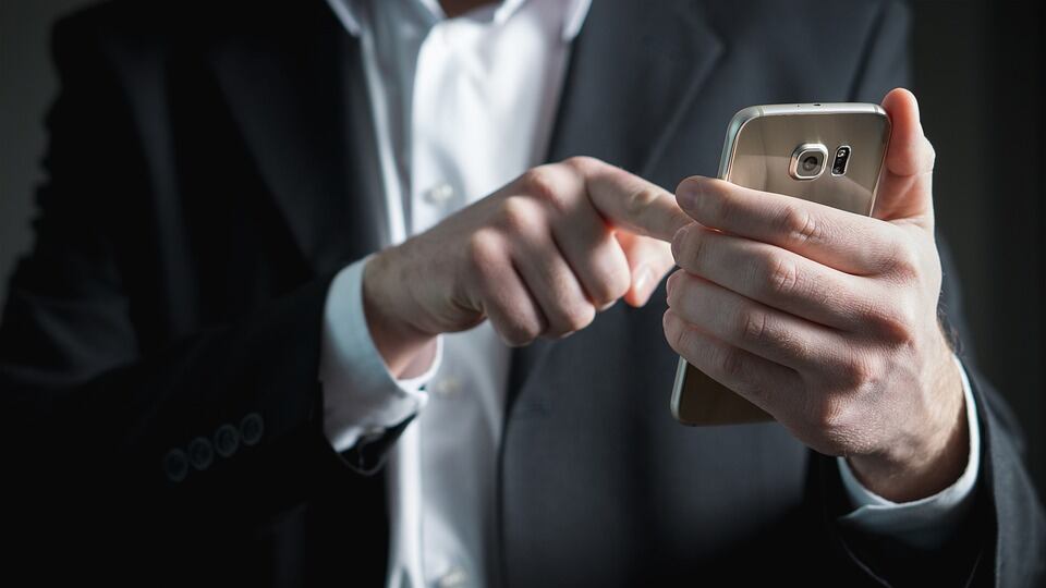 Cento telefonate al giorno alla ex, 40enne nei guai