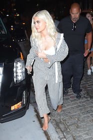 Kylie Jenner topless sui social 31
