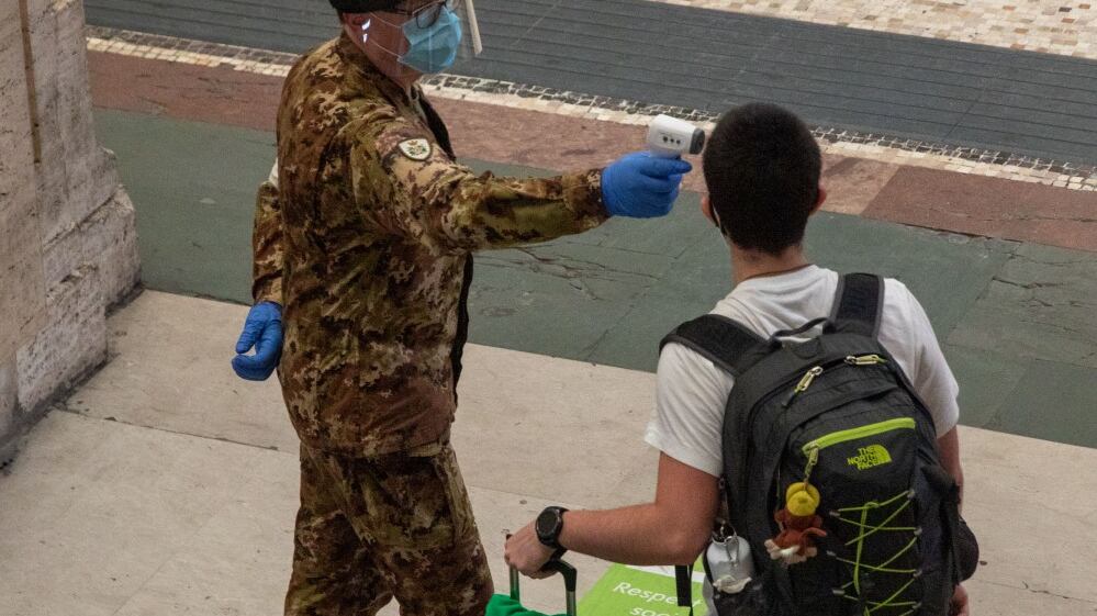 Fase 2, fuga dalla città E dopo i controlli ai binari la polizia ferma gli «evasi»