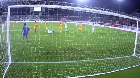 Australia-Siria, l'arbitro dà rigore: ma il contatto è tra compagni di squadra