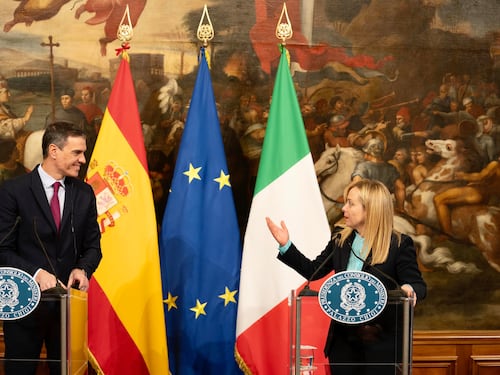 "Serve risposta europea". Meloni incontra Sanchez