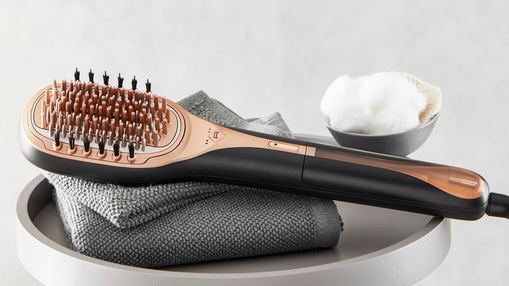 Per riparare i capelli danneggiati basta spazzolare. Arriva l'Hair Therapist di Rowenta