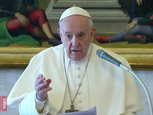 Il Papa recita l'Angelus da "ingabbiato": "Vicino a chi soffre e cura"