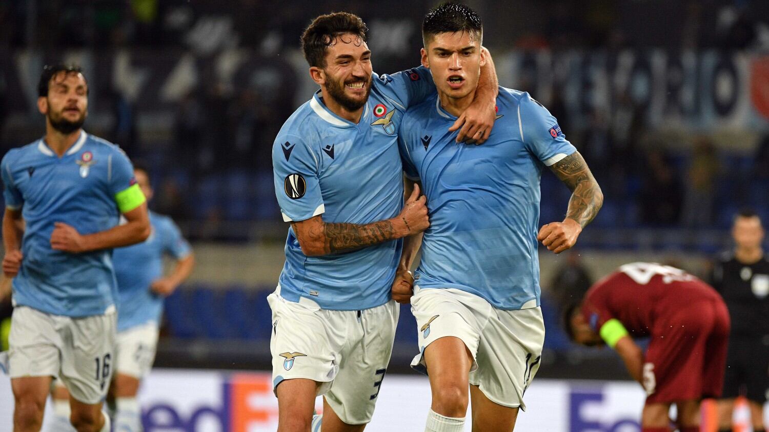 La Roma vince 3-0 in casa del Baseksehir. La Lazio stende 1-0 il Cluj e spera
