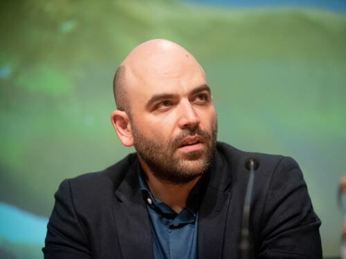 Migranti, Saviano attacca Toninelli: "Ti credevo brava persona"