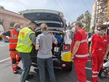 Richiedente asilo sale su una gru per protesta a Sanremo 10