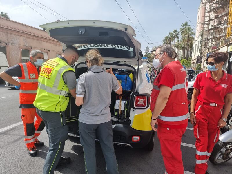 Richiedente asilo sale su una gru per protesta a Sanremo 10