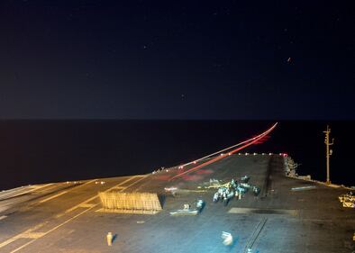 Abraham Lincoln Carrier si schiera nel Mar Rosso 6
