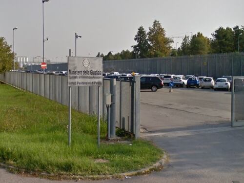 Pugni e testate all'infermiere dopo essersi ferito da solo in cella