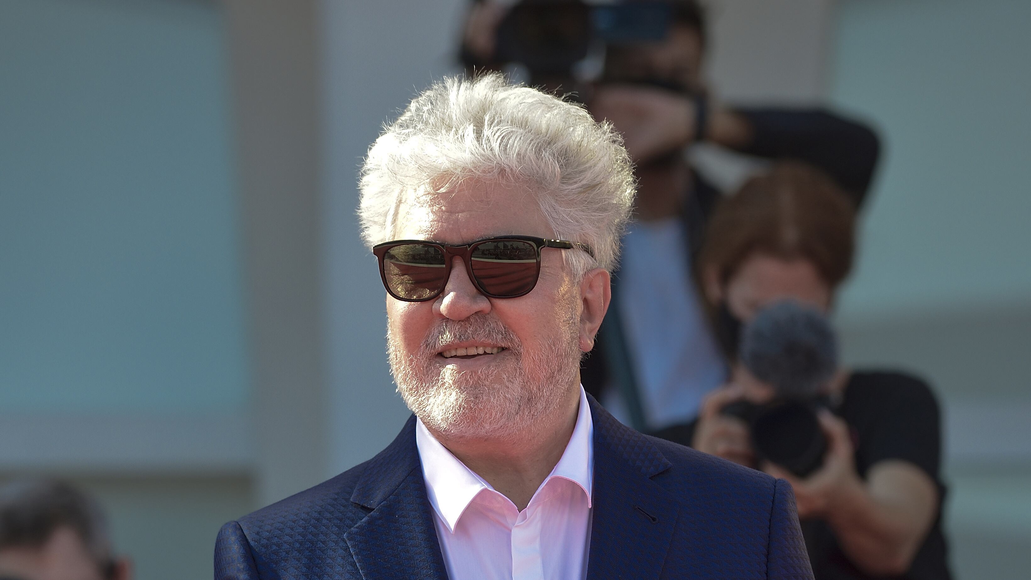 Il pop a colori di Almodóvar reinventa (bene) Cocteau