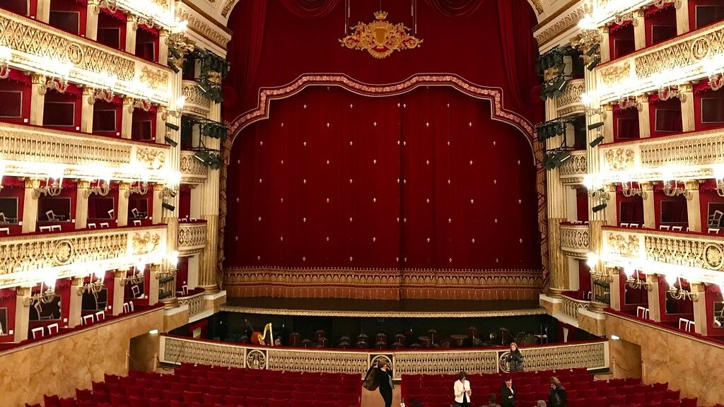 Il Teatro San Carlo cerca un giornalista, ma "senza difetti o imperfezioni"