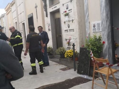 Rischia di perdere la vita mentre è al cimitero per il crollo del soffitto