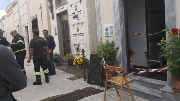 Rischia di perdere la vita mentre è al cimitero per il crollo del soffitto