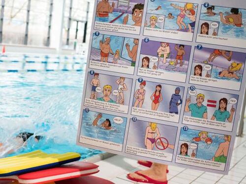 Le regole per gli immigrati su come comportarsi nelle piscine pubbliche
