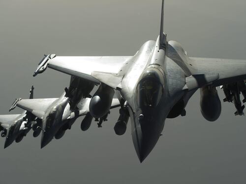 Raid francesi su Raqqa. I social si scatenano: "Distruggeteli"
