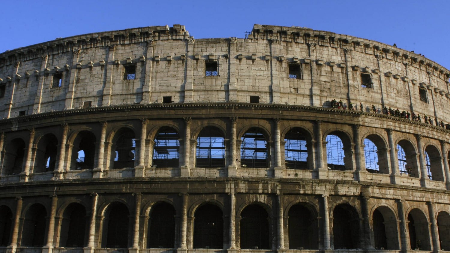 Roma, derubavano i turisti al Colosseo: tre borseggiatori in manette