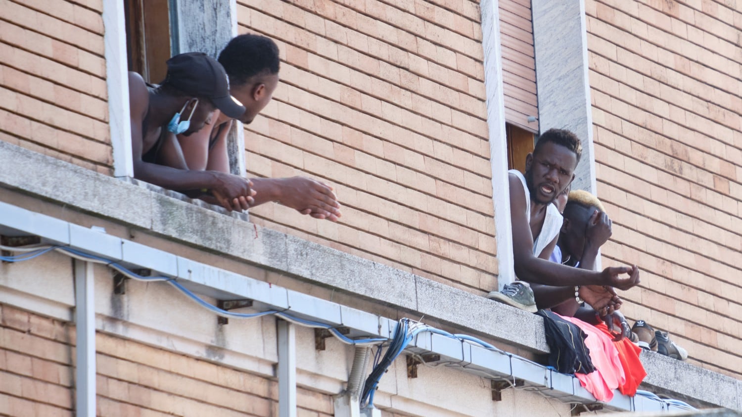 Paura contagi in caserma. E i migranti regolari "respingono" gli infetti