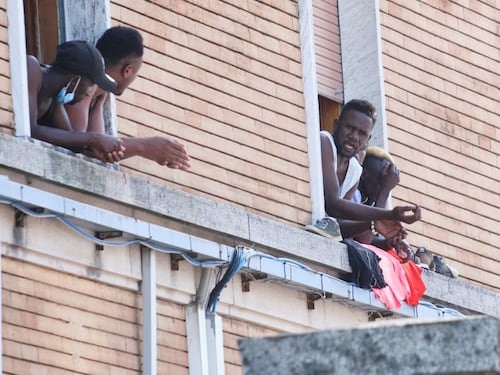 Paura contagi in caserma. E i migranti regolari "respingono" gli infetti