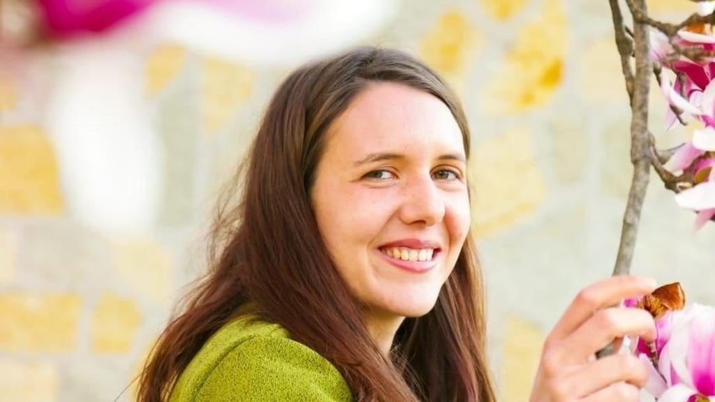 Giulia trovata senza vita nel camper. "Omicidio": sotto torchio il fidanzato
