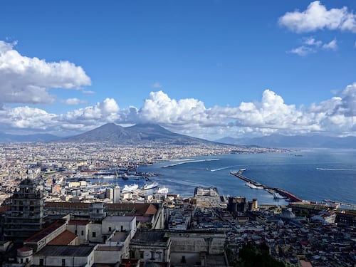 Sempre meno giovani, cosa sta accadendo a Napoli?