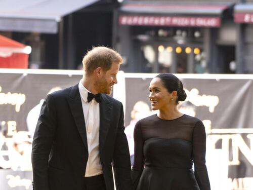 Elton John difende Harry e Meghan: l'aereo privato per le loro vacanze era il suo
