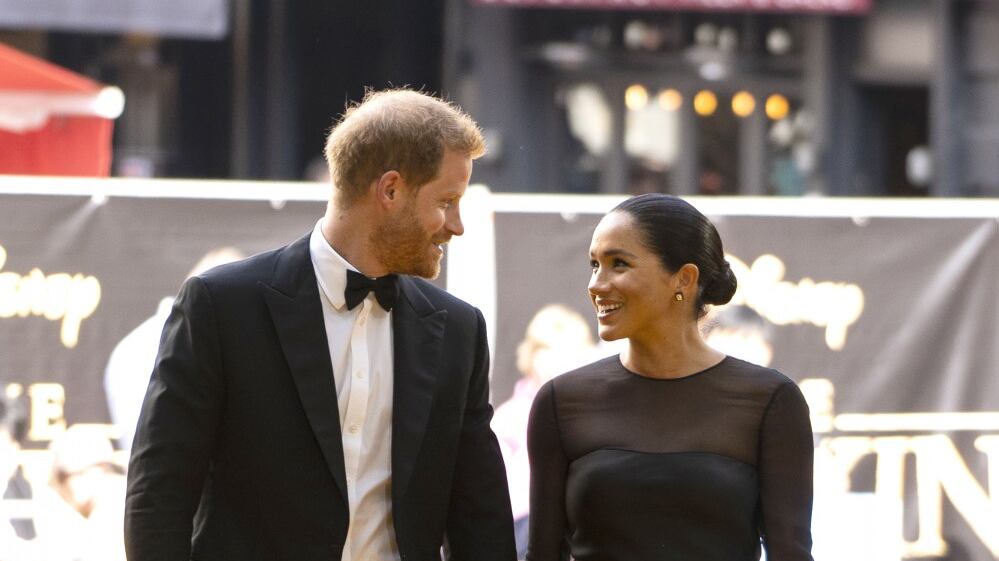 Elton John difende Harry e Meghan: l'aereo privato per le loro vacanze era il suo